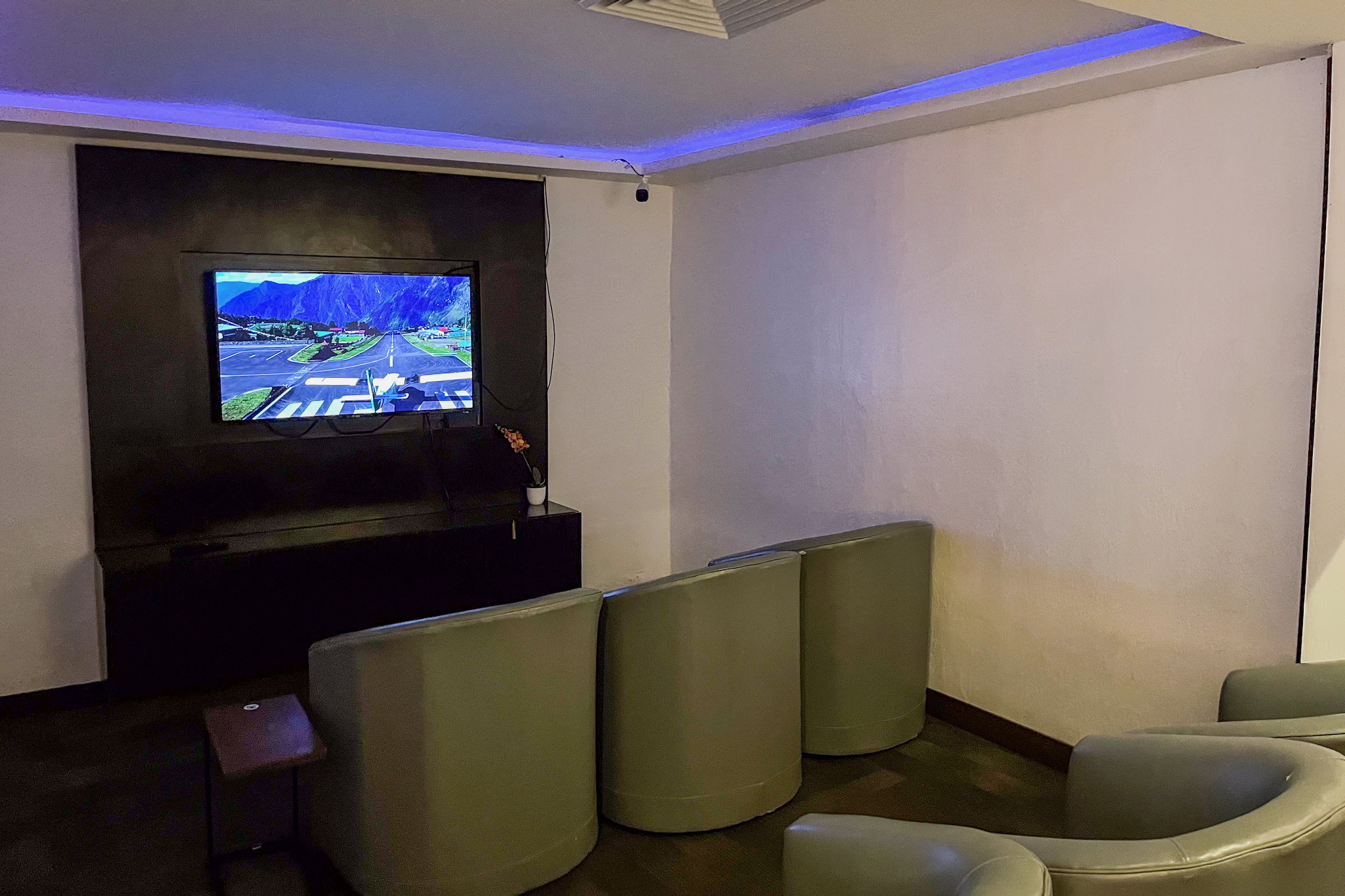 The Lounge Cancún (Terminal 4) 21 TV room