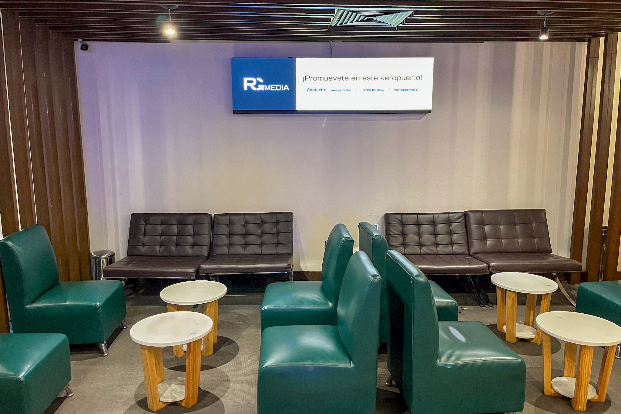 The Lounge Cancún (Terminal 4) 18 Seating area with green and white leather armchairs