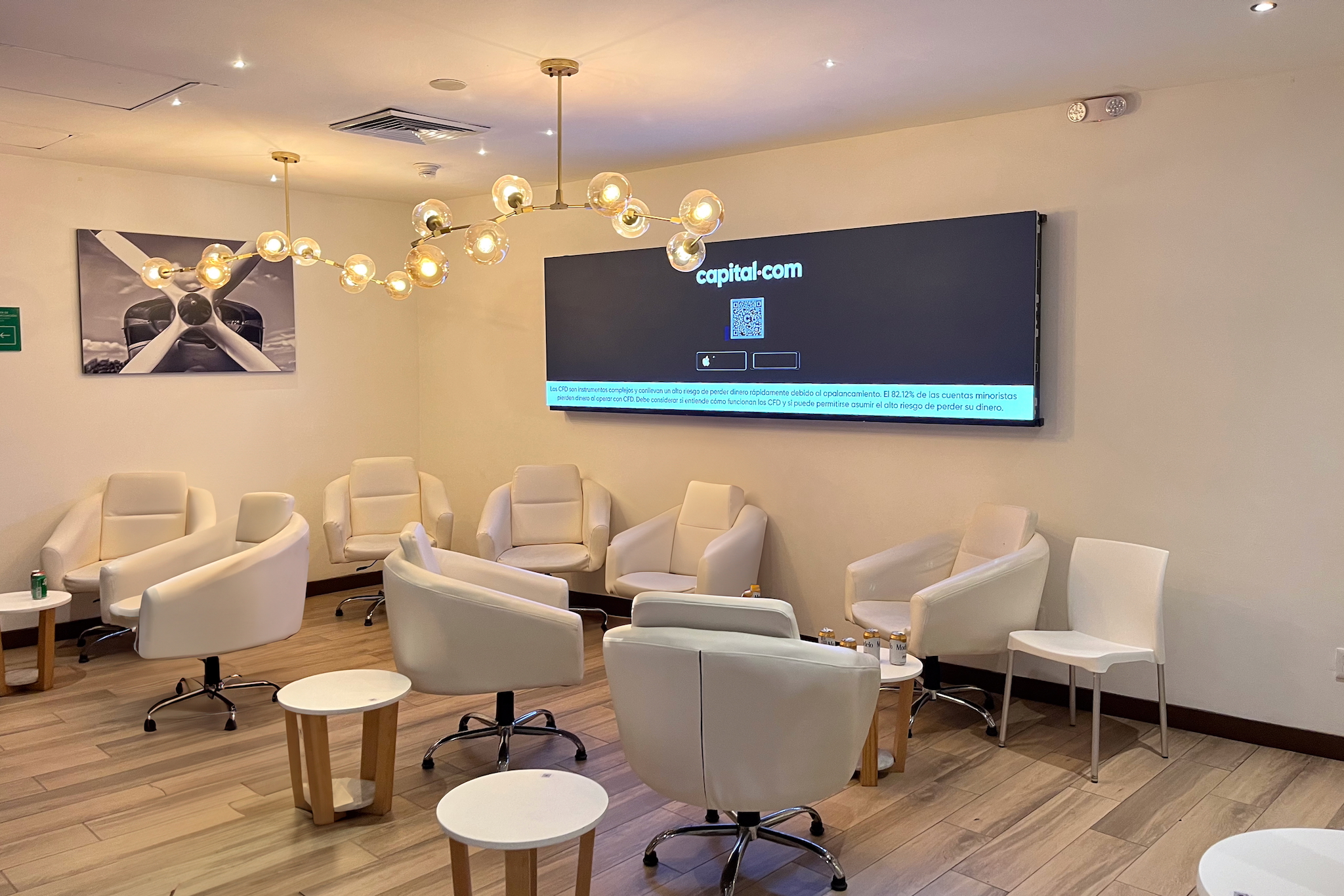 The Lounge Cancún (Terminal 4) 17 Seating area with white leather armchairs