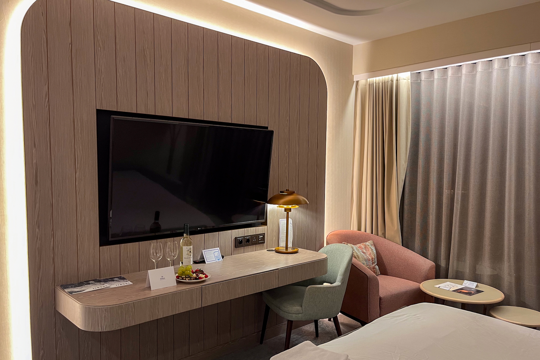 Hilton Swinemünde Resort & Spa 21 Fernseher und kleiner Schreibtisch