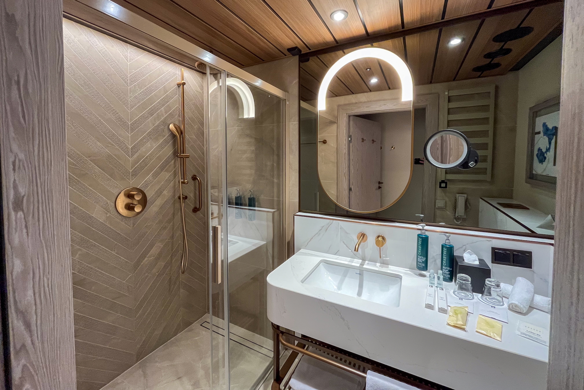 Hilton Swinemünde Resort & Spa 19 Gästebad mit ebenerdiger Dusche