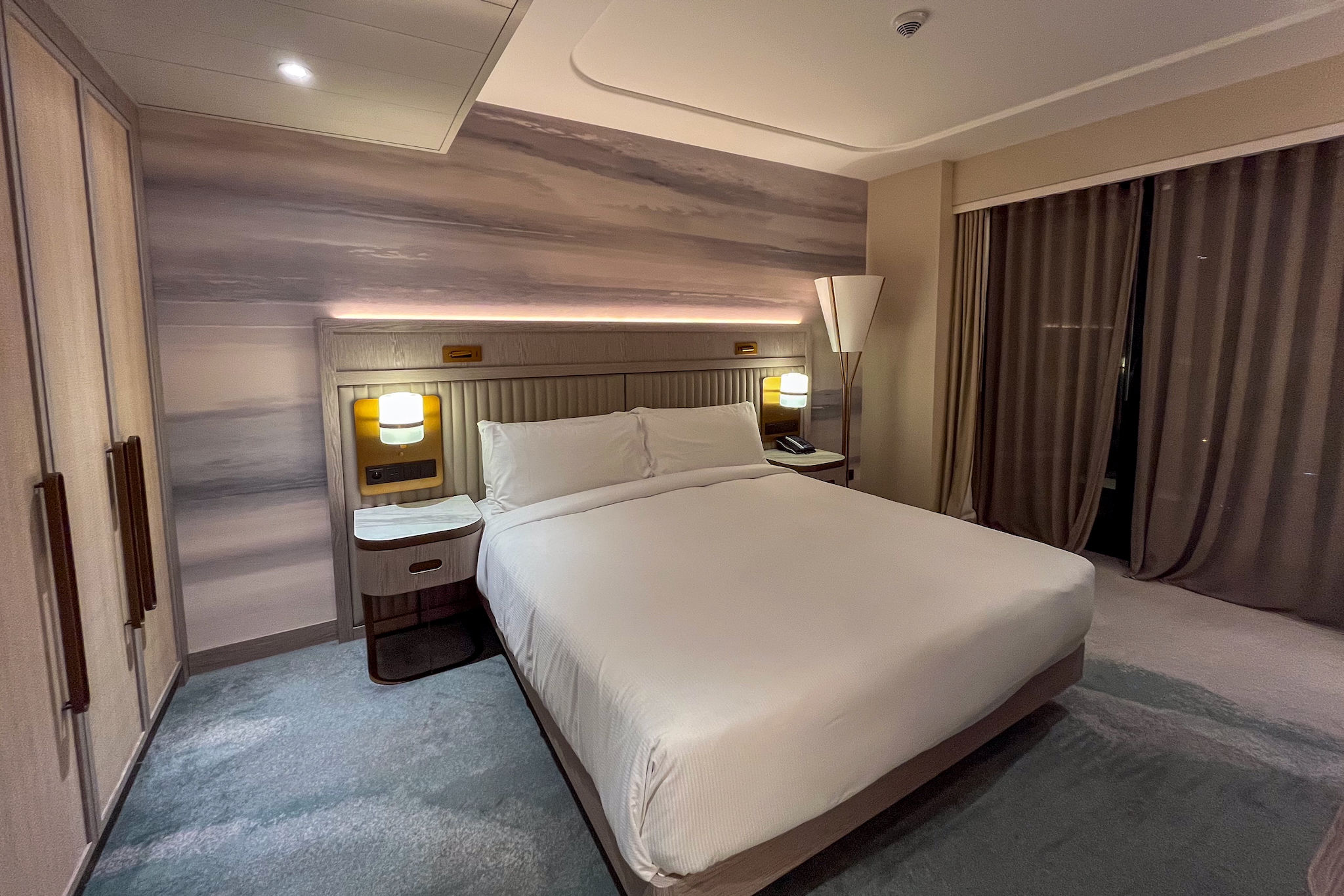 Hilton Swinemünde Resort & Spa 23 Großes Kingsize-Bett mit vielen Kissen