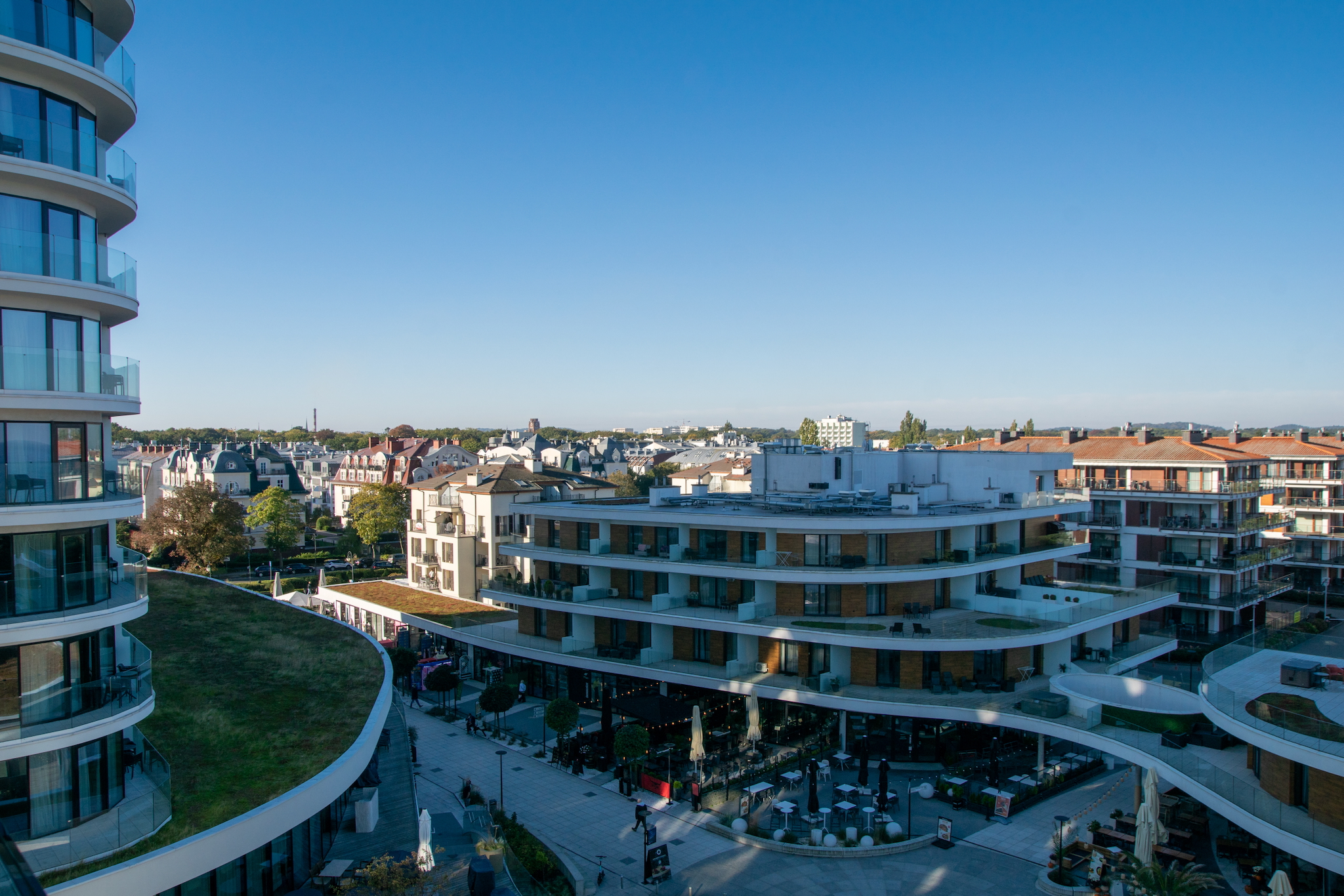 Hilton Swinemünde Resort & Spa 17 Moderner Neubaukomplex mit Apartments, Restaurants und kleinen Geschäften