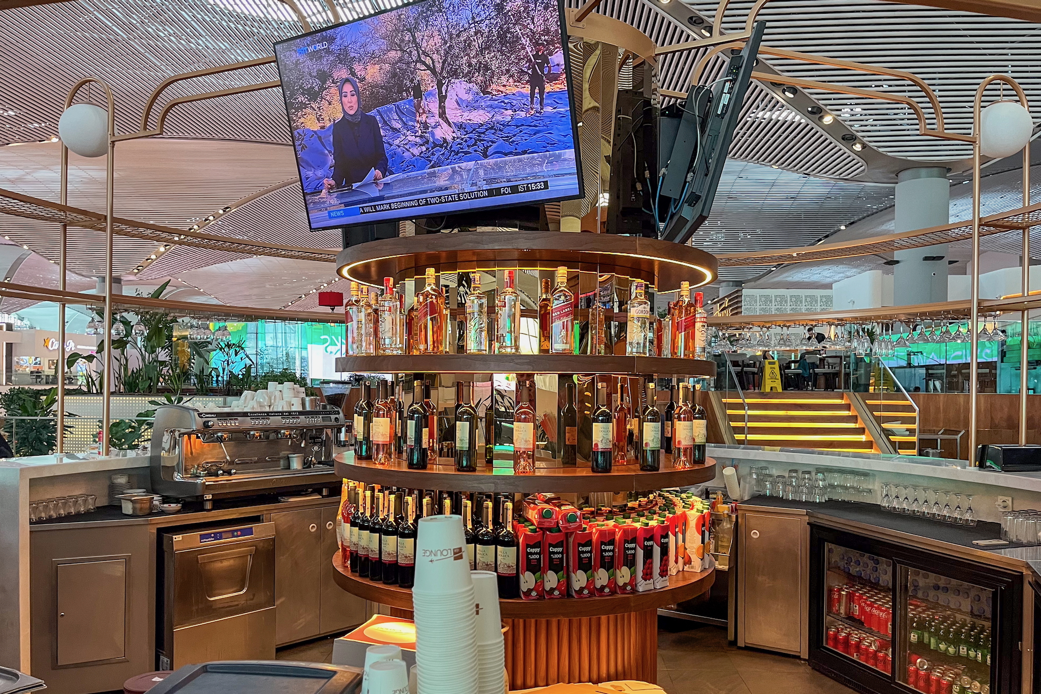 iGA Lounge Istanbul 32 Angebot an Spirituosen, Bier und Wein an der Bar