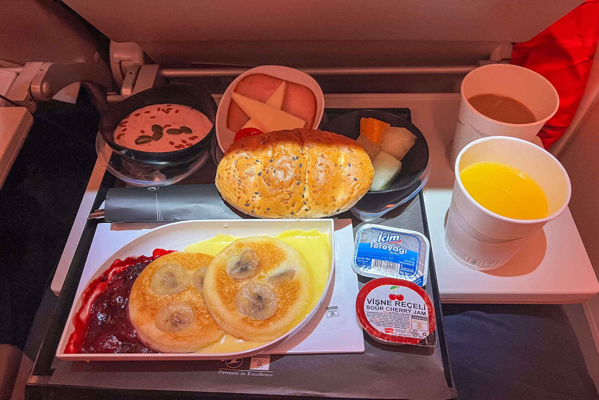 Bananenpfannkuchen mit Vanillesauce und Beerenragout