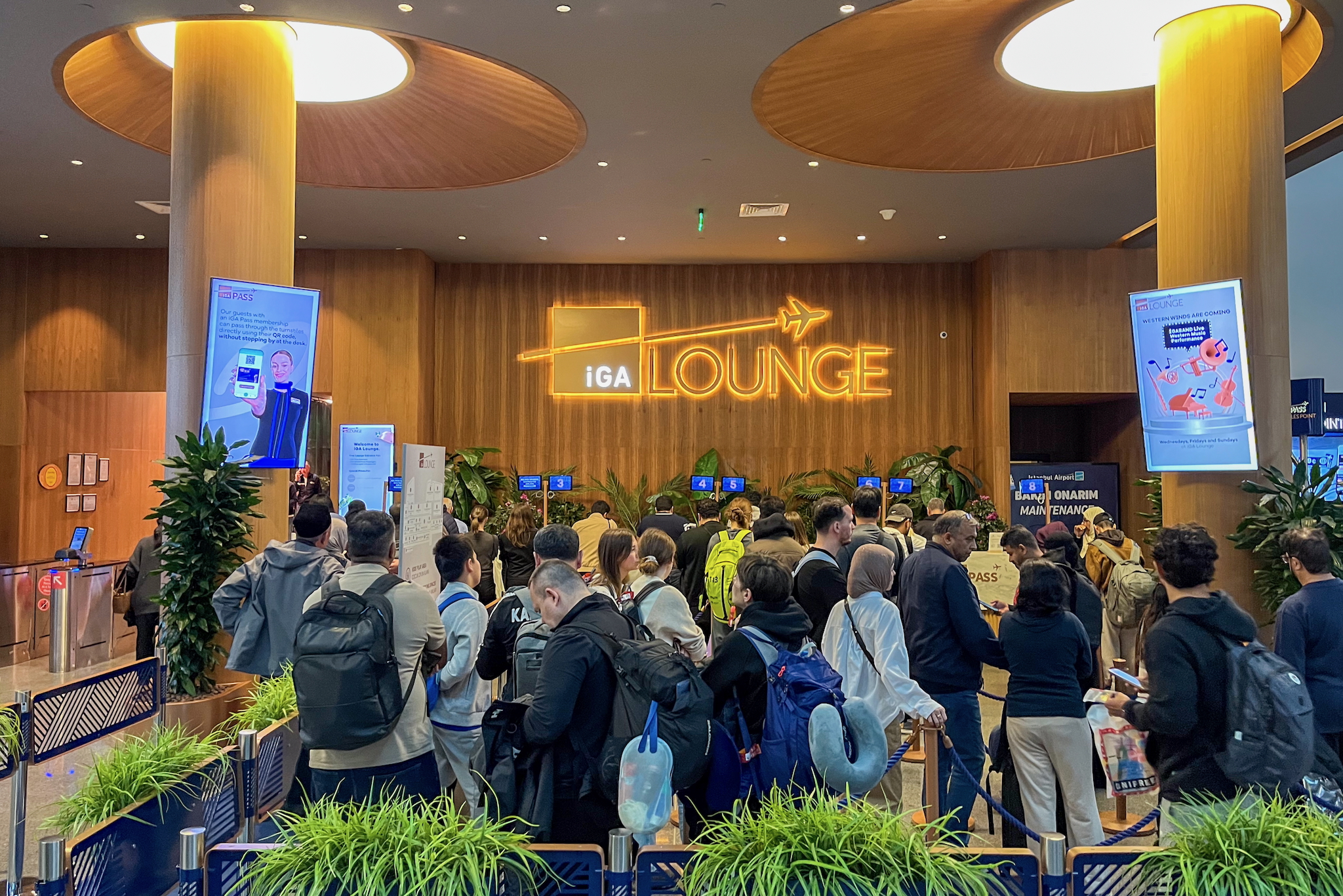 iGA Lounge Istanbul 16 Long queues at the entrance to the iGA Lounge Istanbul