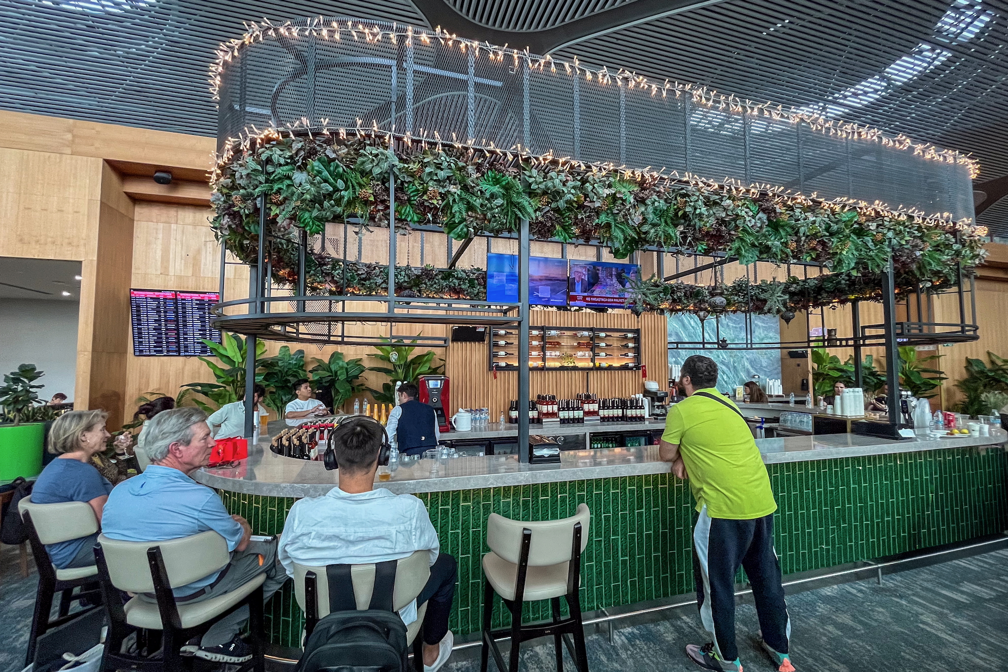 iGA Lounge Istanbul 22 Ovale Bar mit alkoholischen Getränken