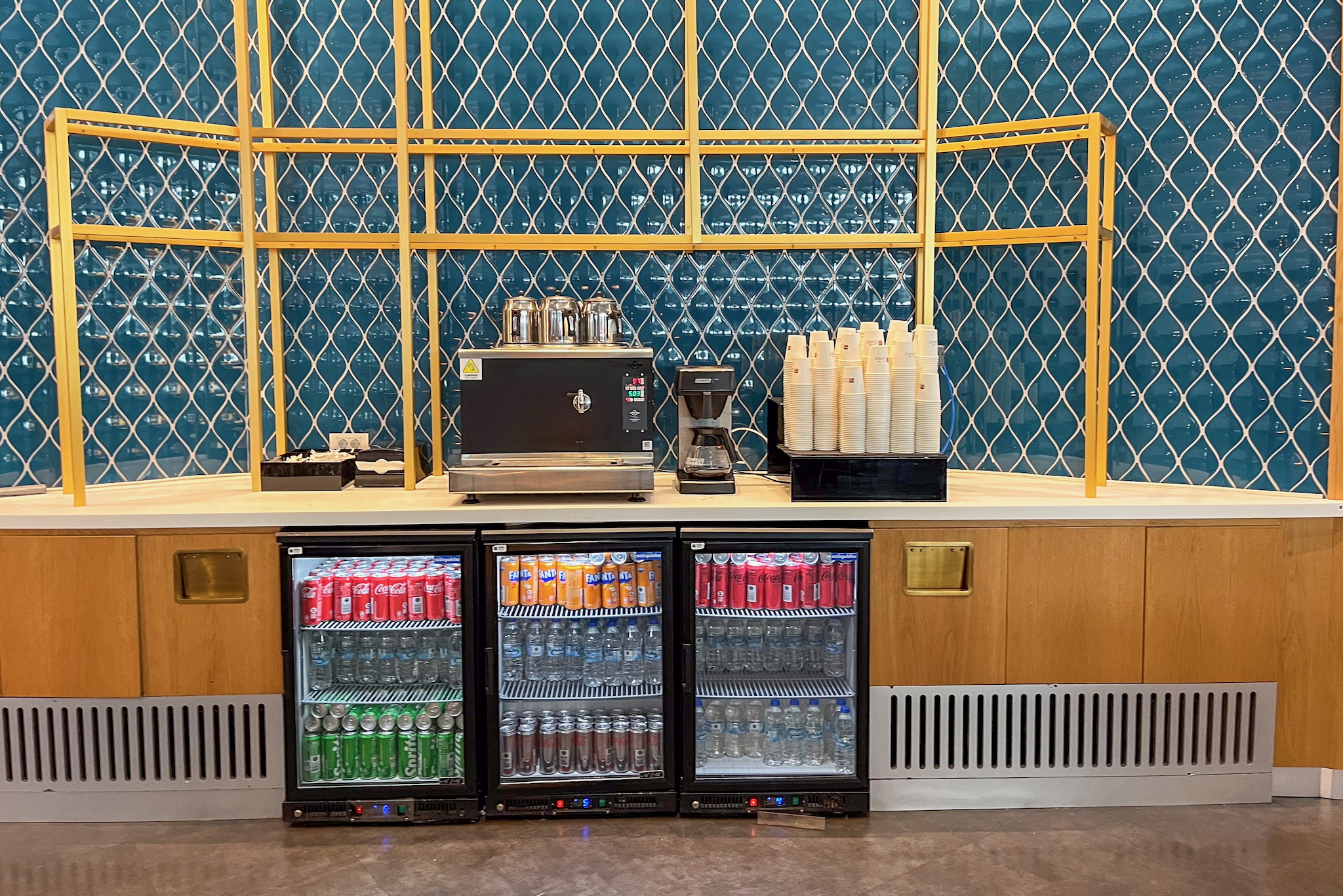 iGA Lounge Istanbul 31 Selbstbedienungsstationen für Getränke