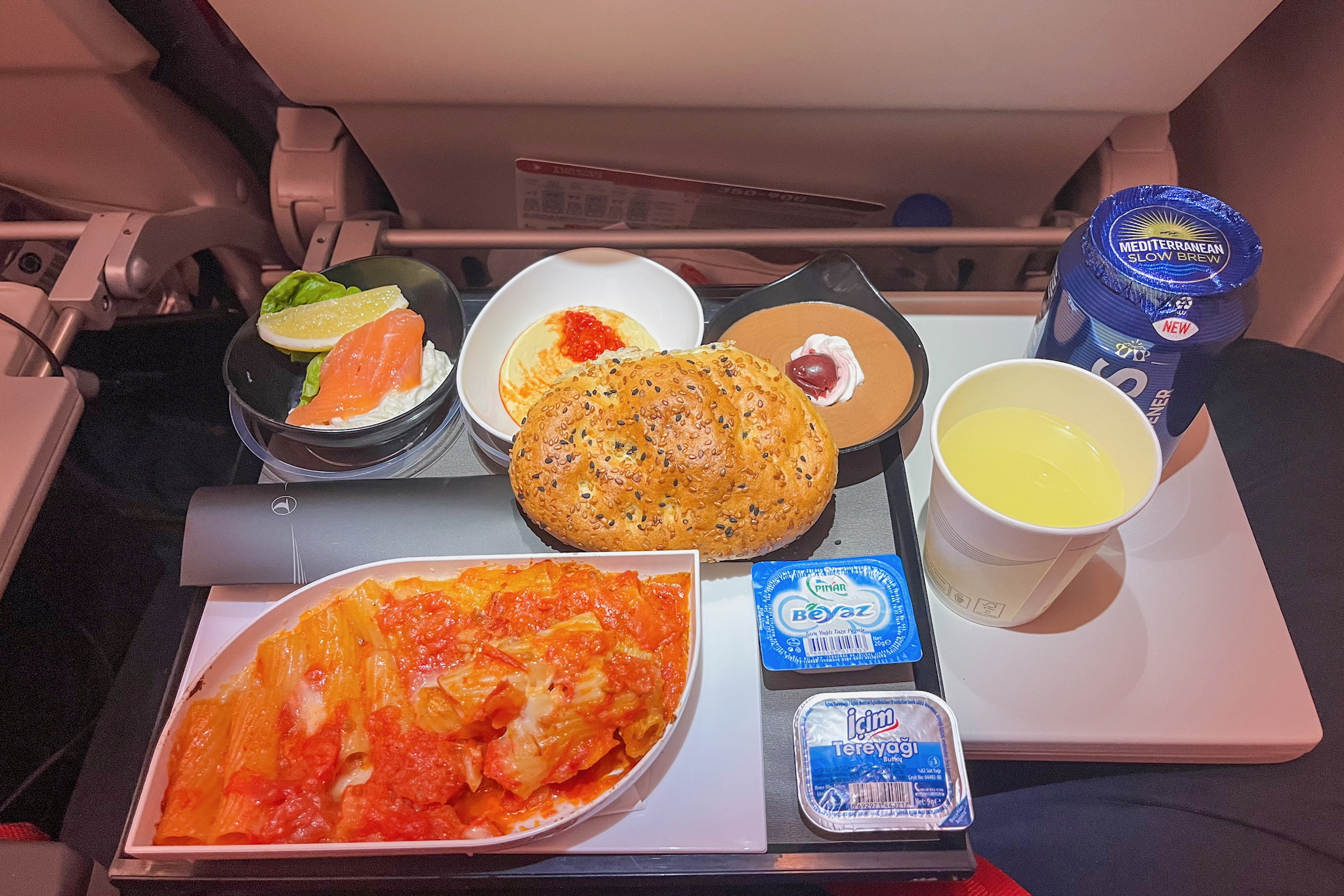 Warmes Essen in der Turkish Airlines Economy Class (Rigatoni mit Mozzarella in einer langsam geschmorten Tomatensauce)