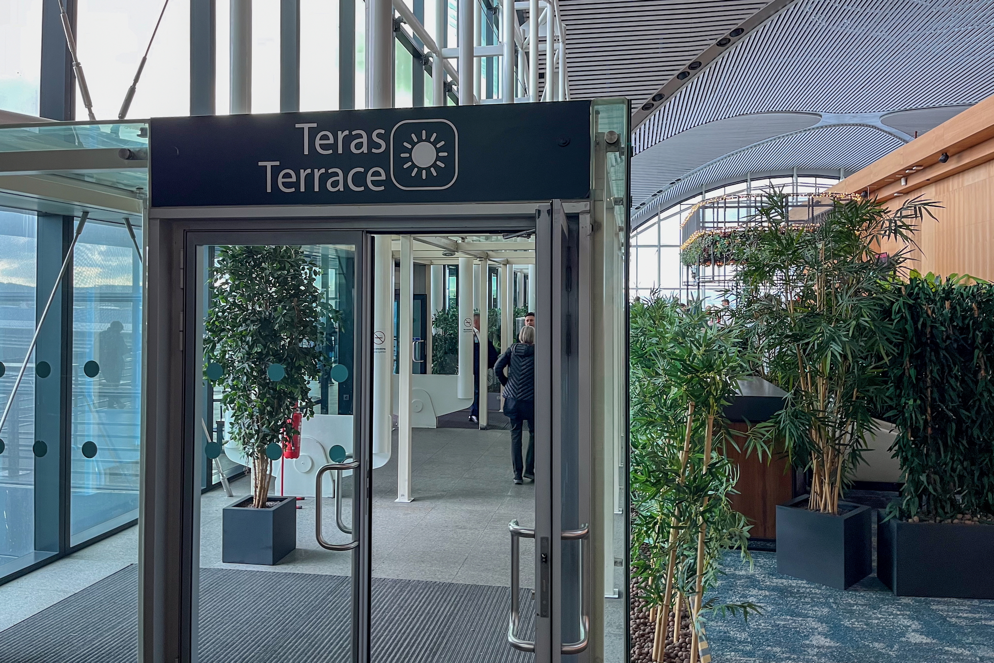 iGA Lounge Istanbul 20 Zugang zur Außenterrasse