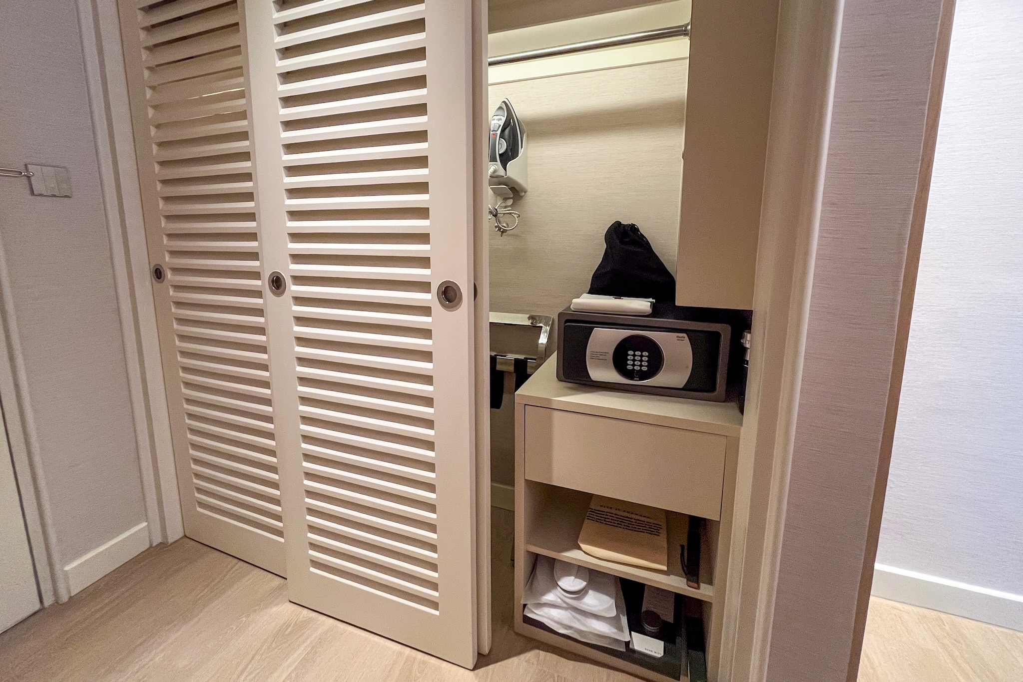 Kleiderschrank mit Schiebetüren