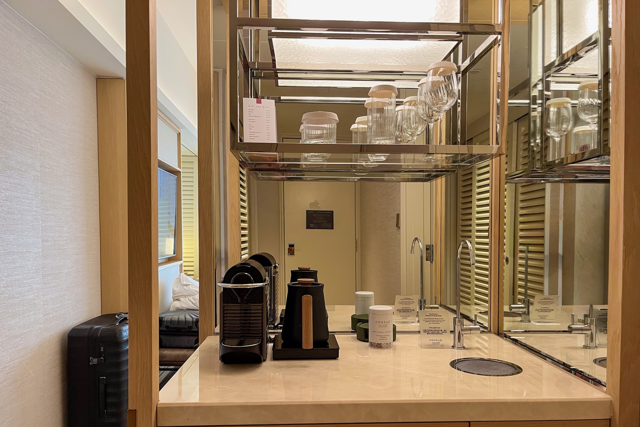 Minibar mit gefiltertem Trinkwasser aus dem Hahn