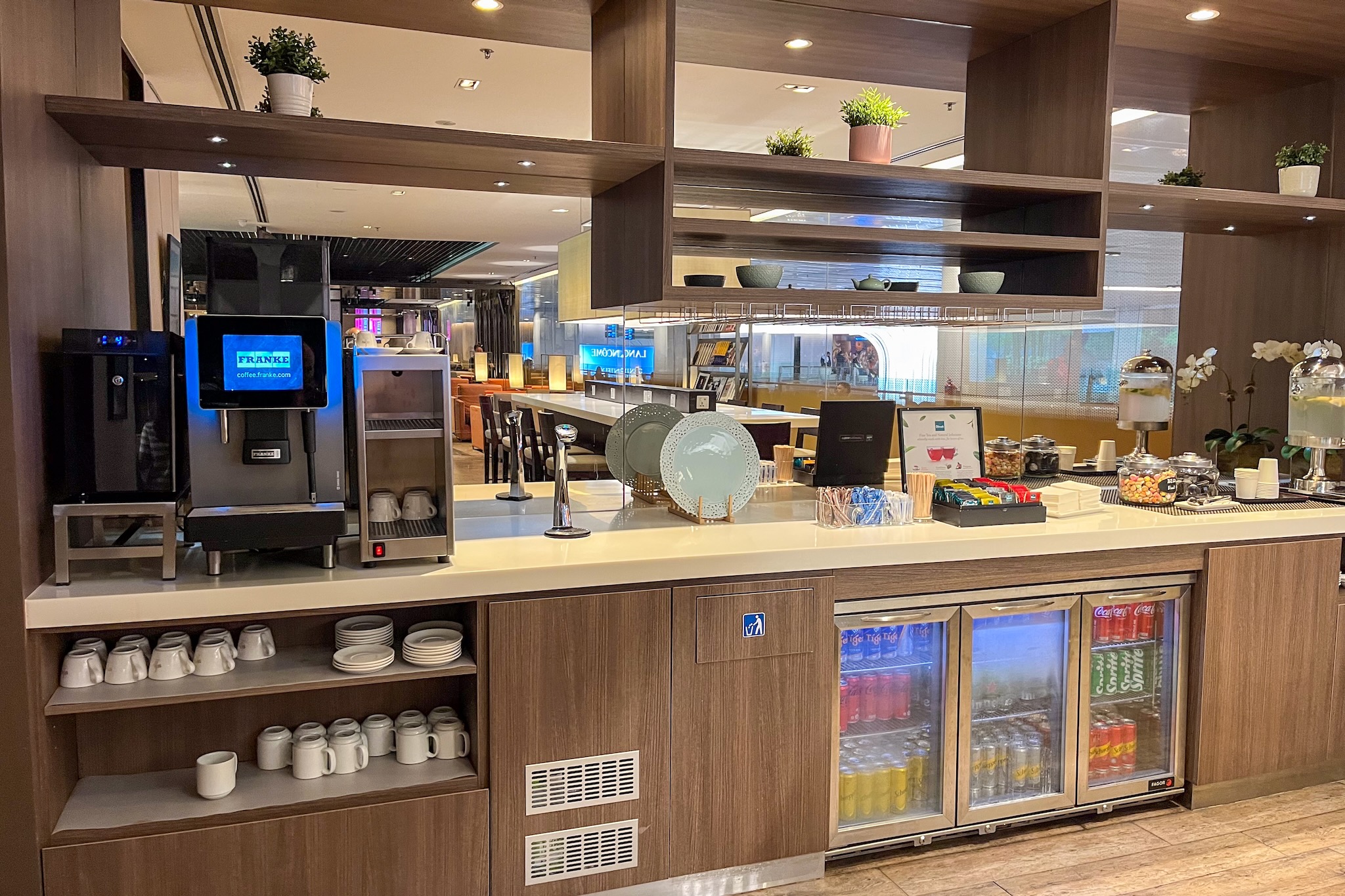 marhaba Lounge Singapur Terminal 1 28 Getränkebuffet im hinteren Teil der Lounge