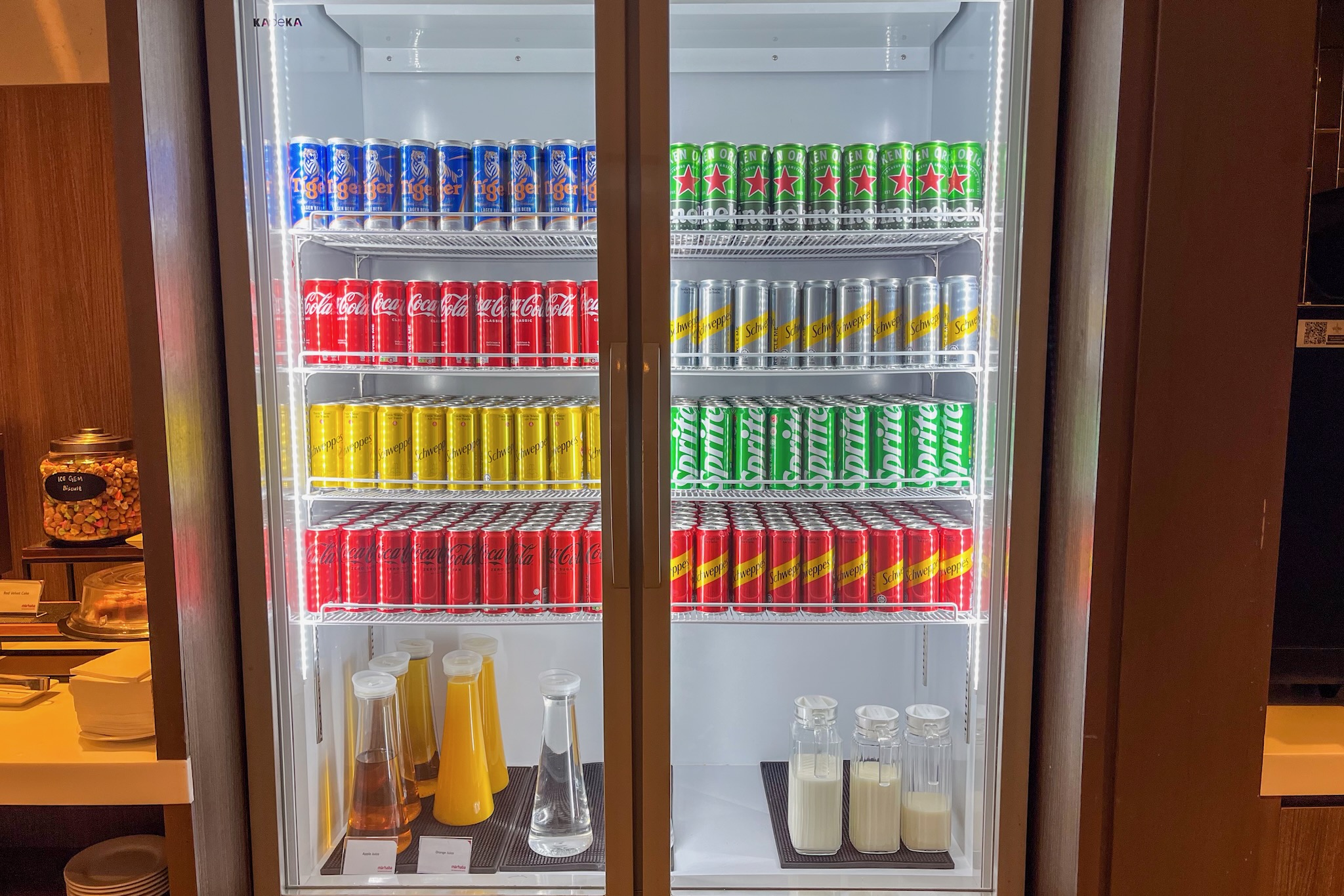 marhaba Lounge Singapur Terminal 1 26 Großer Getränkekühlschrank