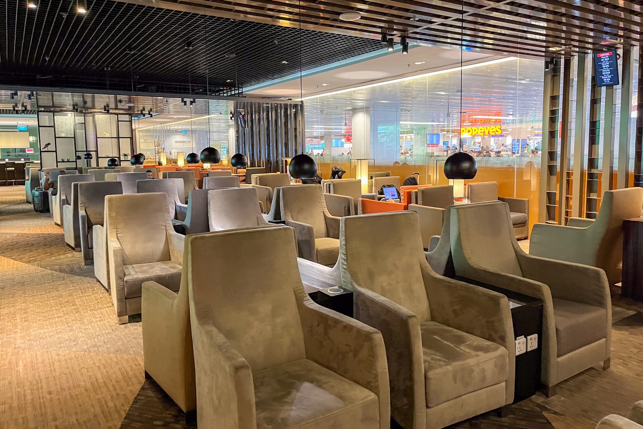 marhaba Lounge Singapur Terminal 1 19 Hell gepolsterte Sessel