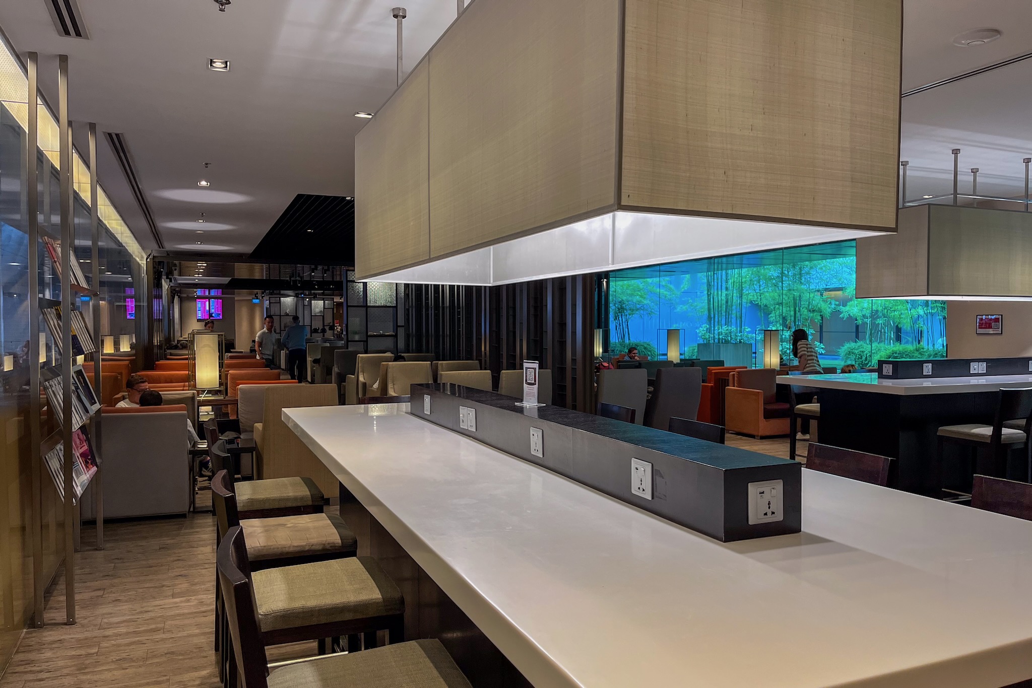 marhaba Lounge Singapur Terminal 1 21 Hochtische mit Barhockern im hinteren Teil der Lounge