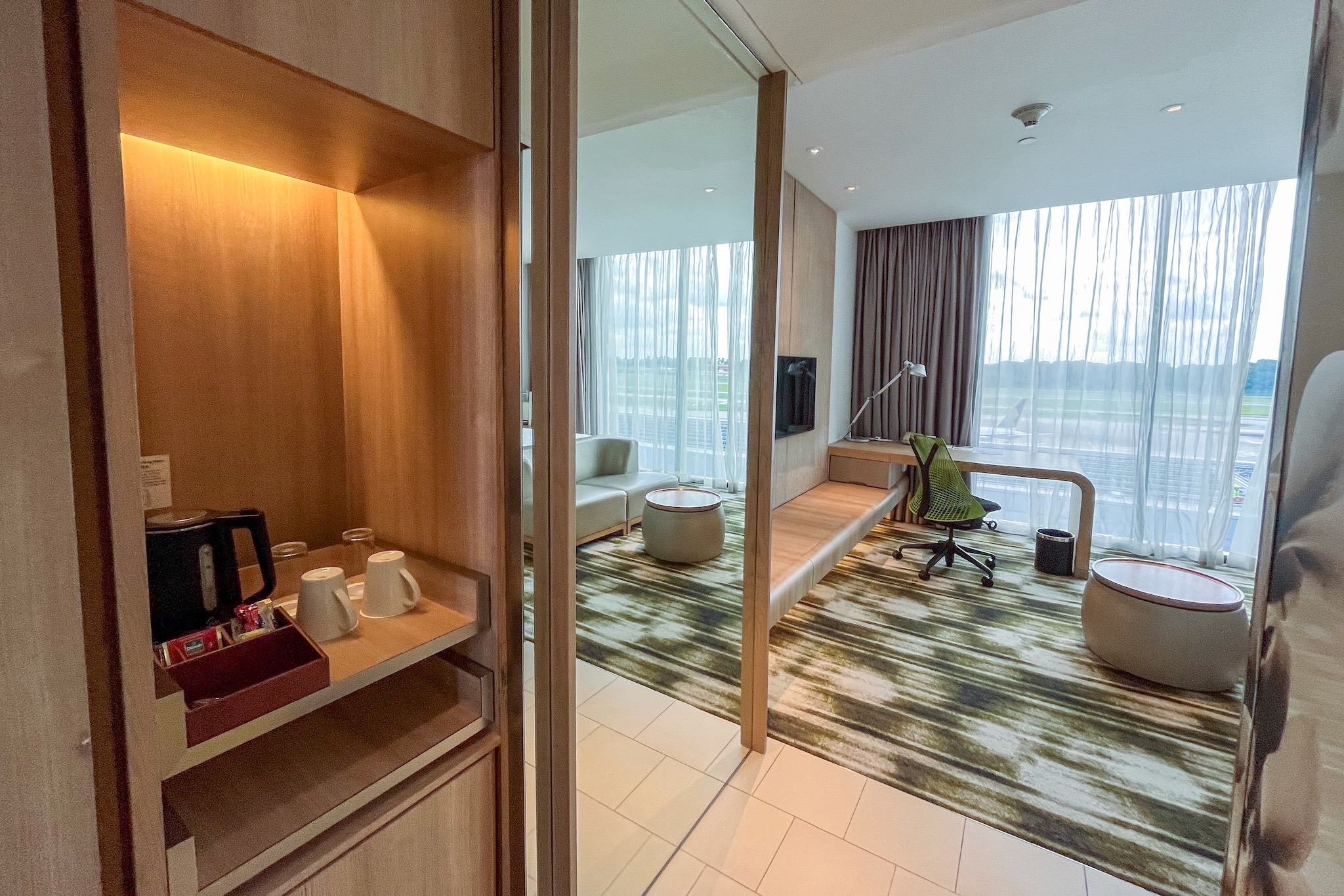 Minibar und Kleiderschrank