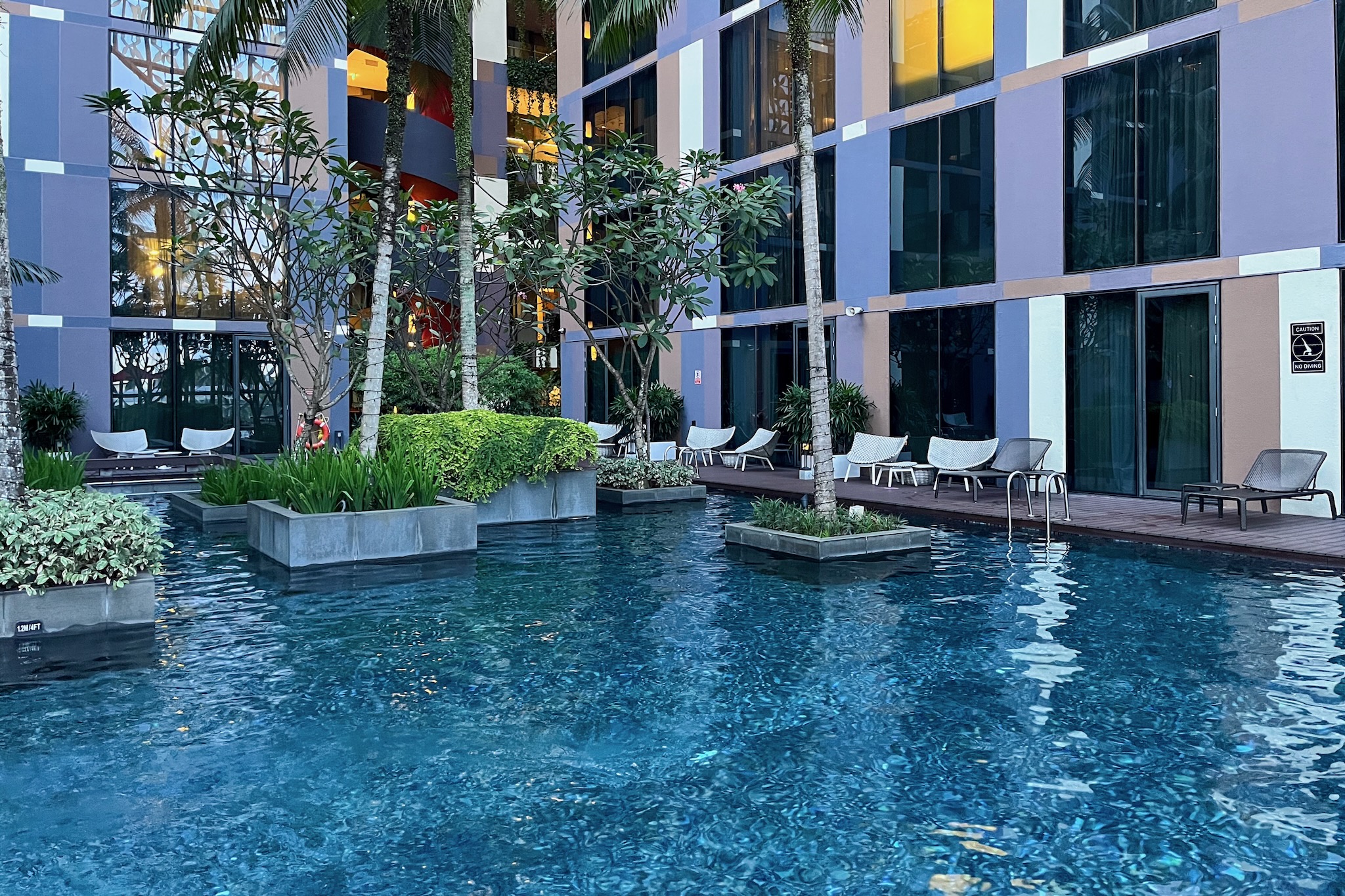 Poolbereich des Crowne Plaza Changi Airport Singapur
