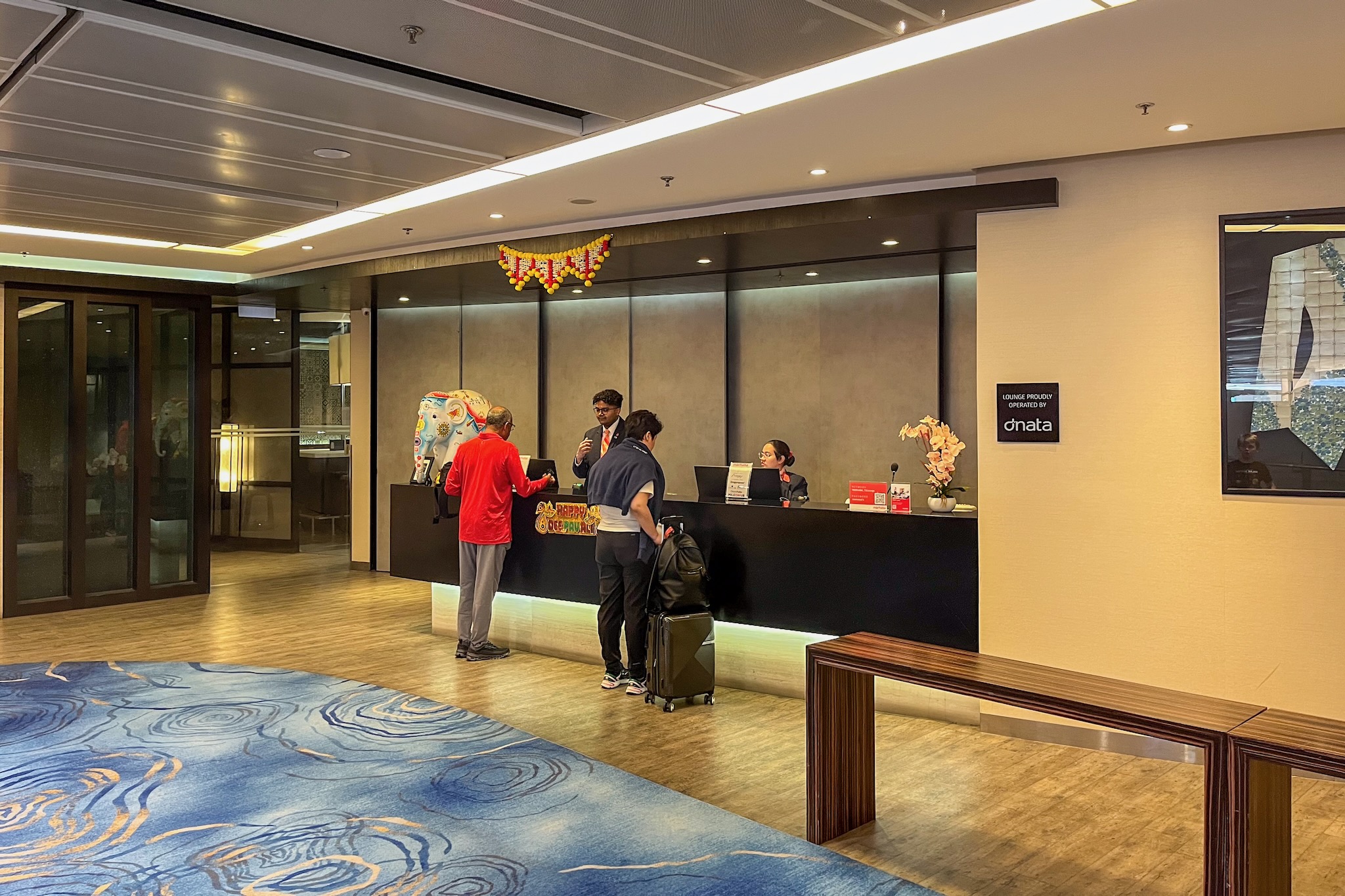 marhaba Lounge Singapur Terminal 1 15 Rezeption der marhaba Lounge Singapur