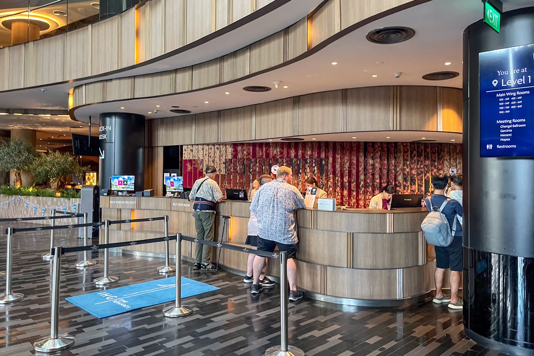 Rezeption des Crowne Plaza Changi Airport Singapur