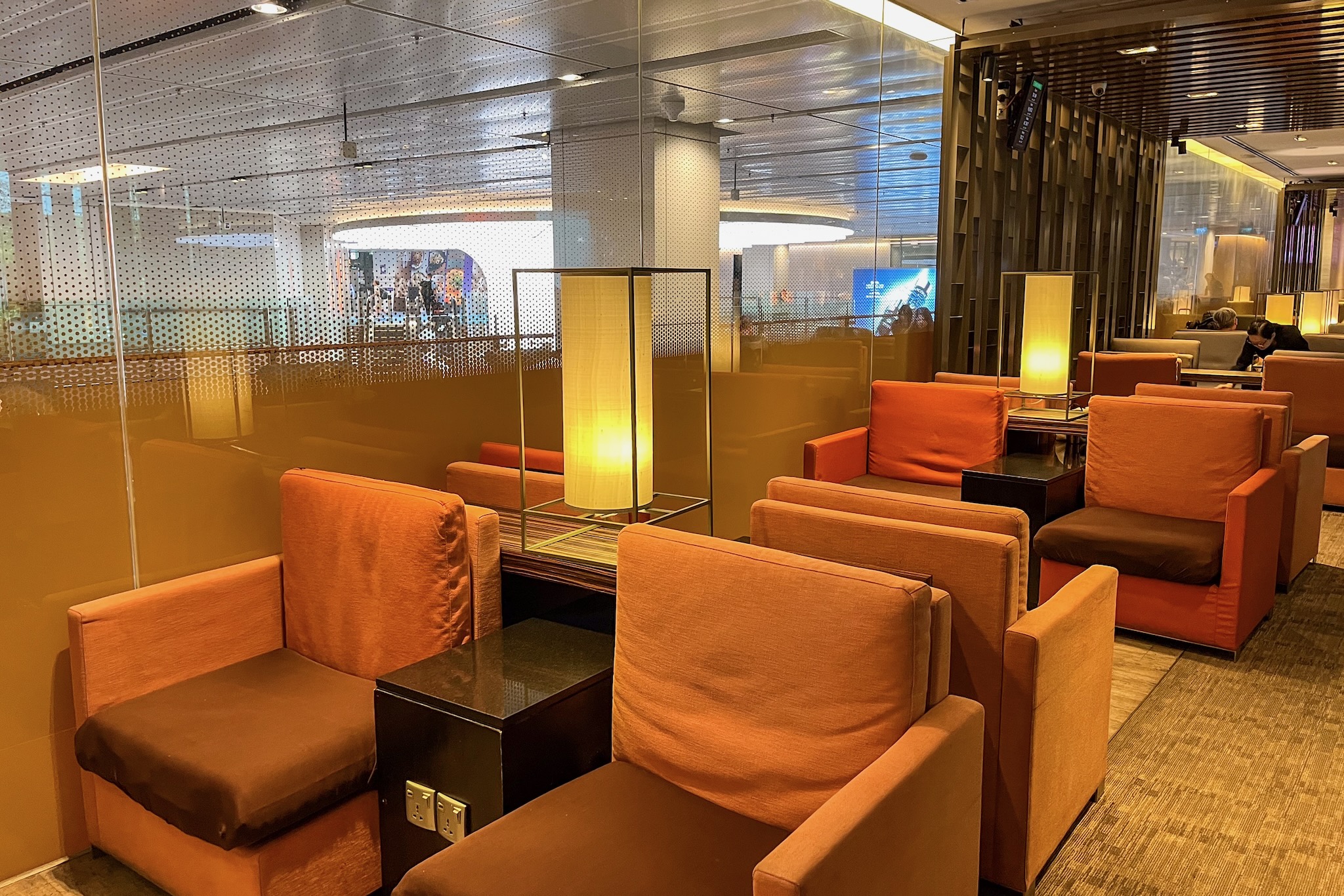 marhaba Lounge Singapur Terminal 1 20 Sessel mit kleine Beistelltische und gut erreichbaren Steckdosen