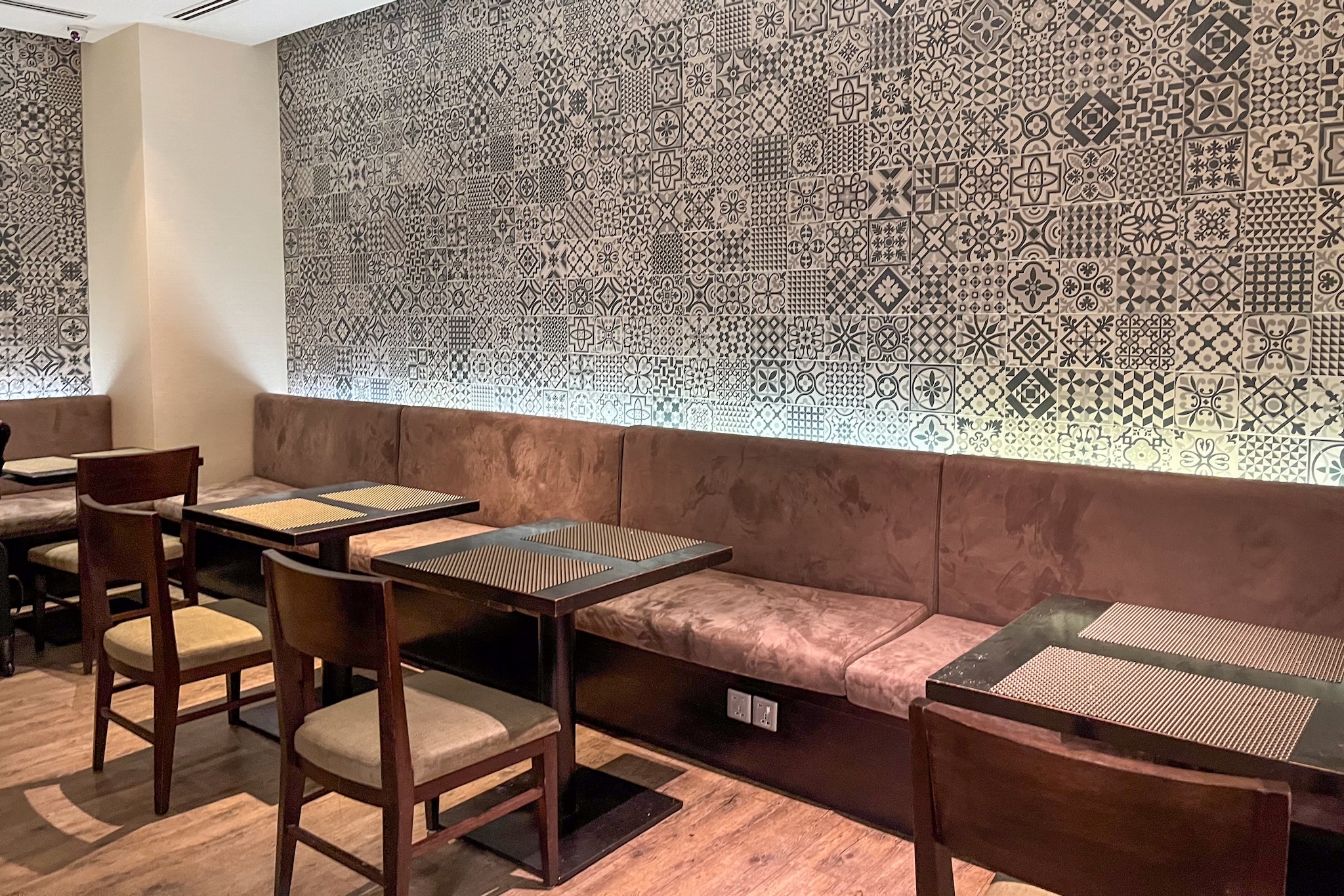 marhaba Lounge Singapur Terminal 1 17 Sitzbank mit Tischen