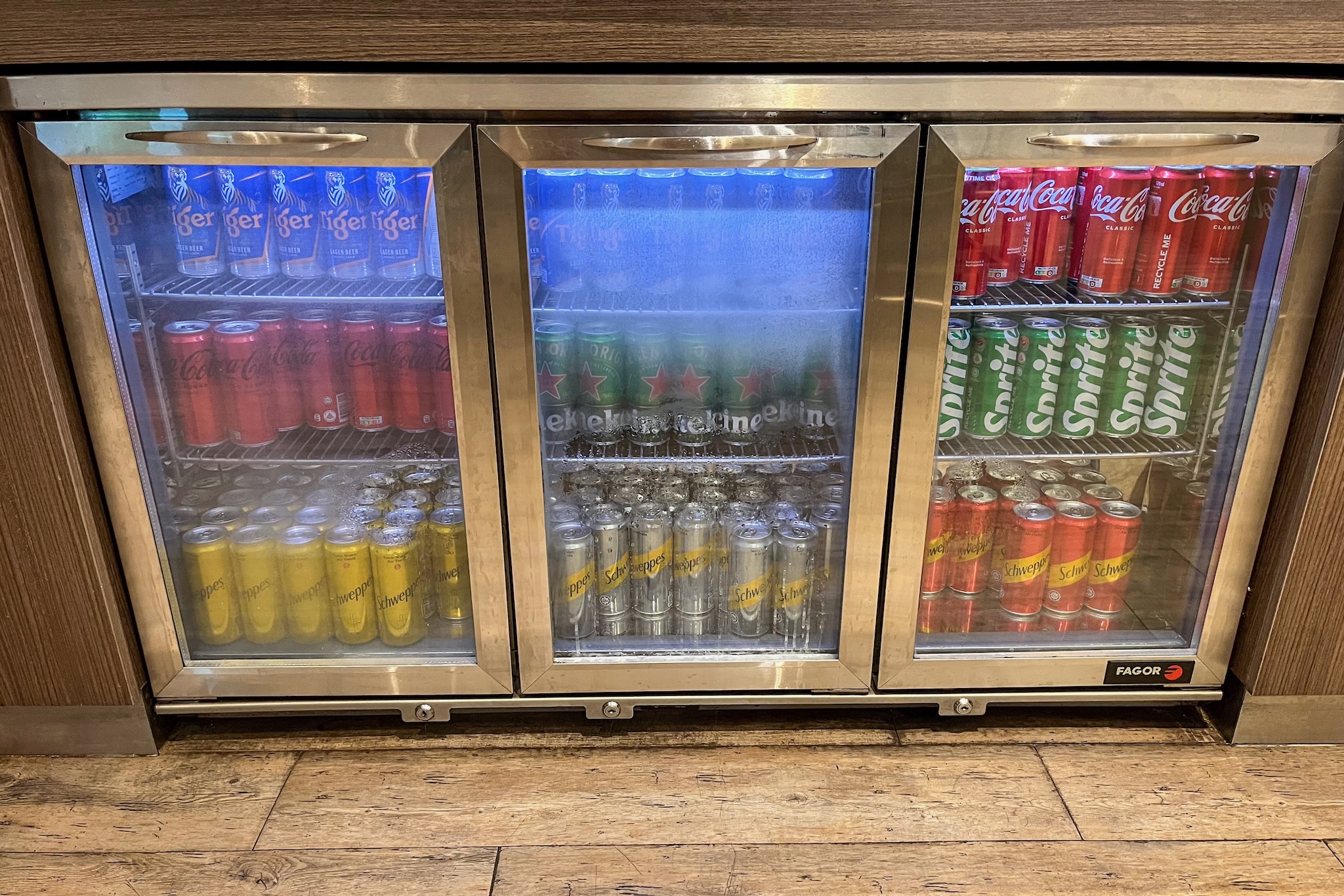 marhaba Lounge Singapur Terminal 1 29 Softdrinks und Bier
