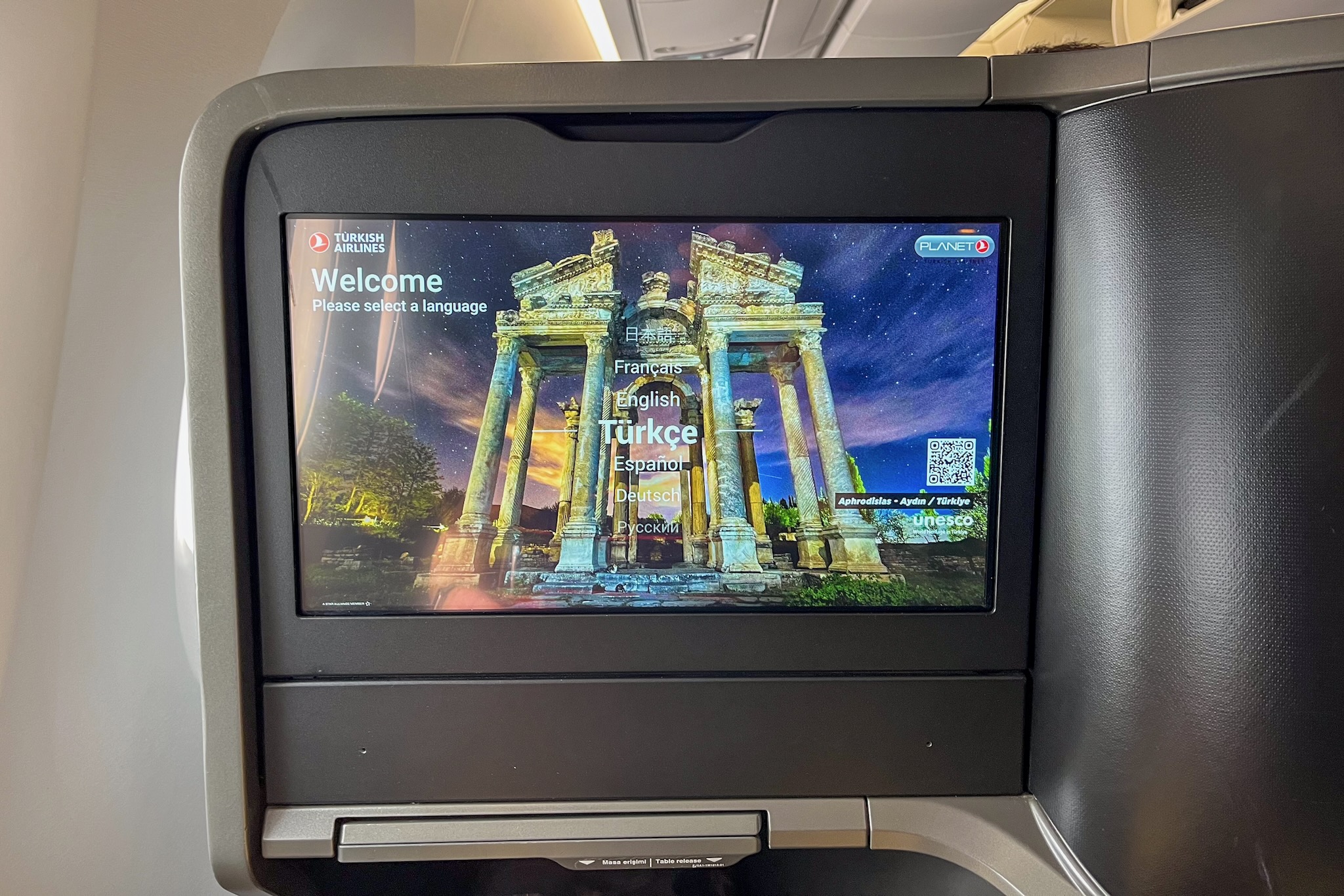 18 Zoll große HD-Bildschirm am Sitz