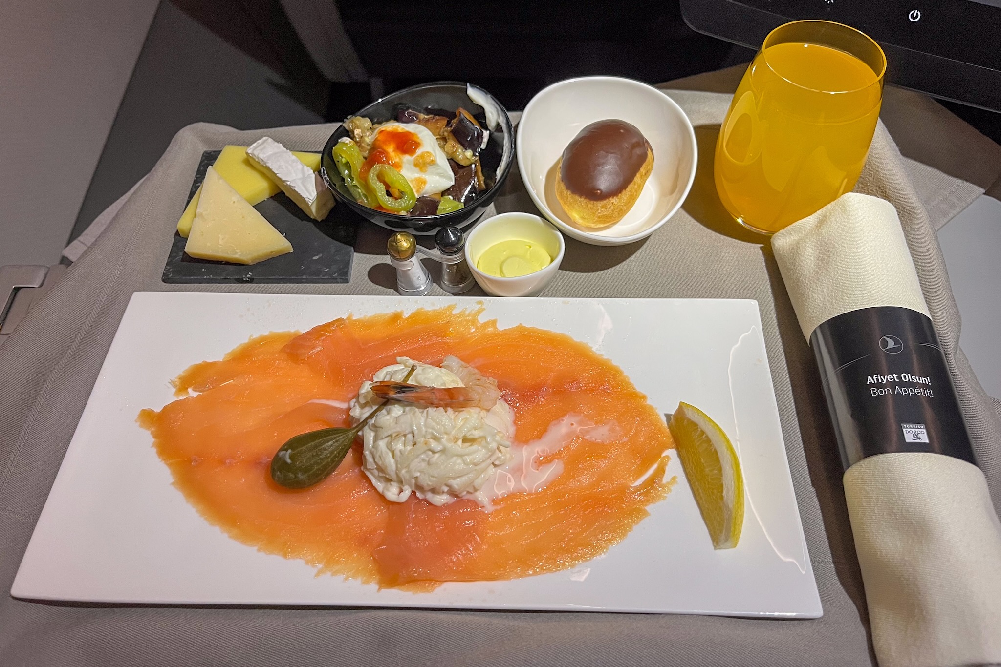 vorspeise lachscarpaccio mit garnele und selleriesalat Vorspeise: Lachscarpaccio mit Garnele und Selleriesalat