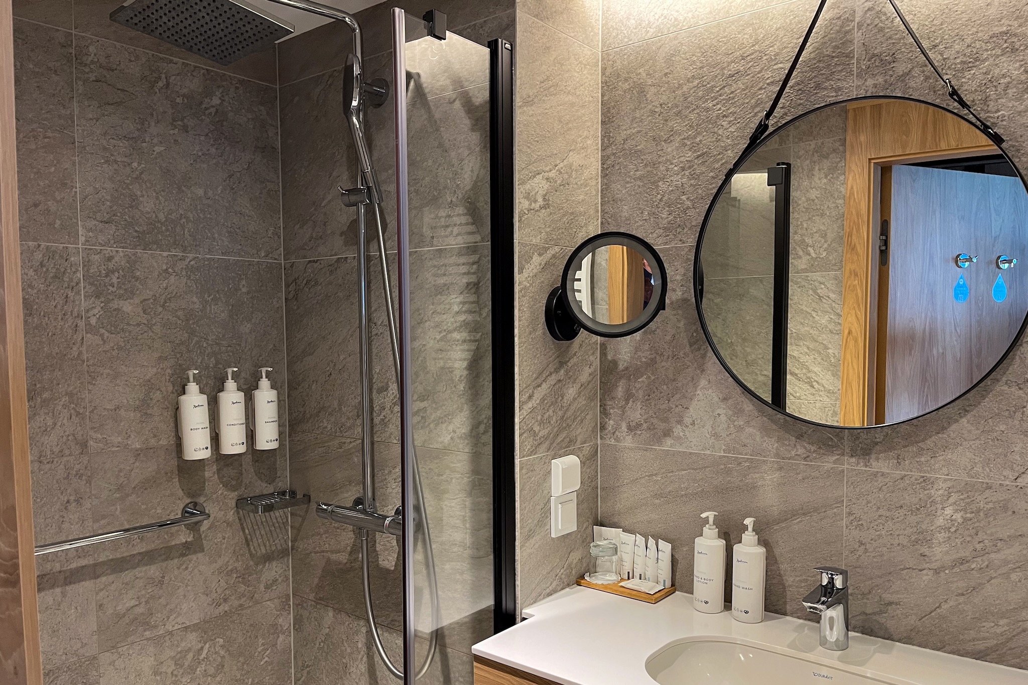 badezimmer mit einer ebenerdig begehbaren dusche Badezimmer mit einer ebenerdig begehbaren Dusche
