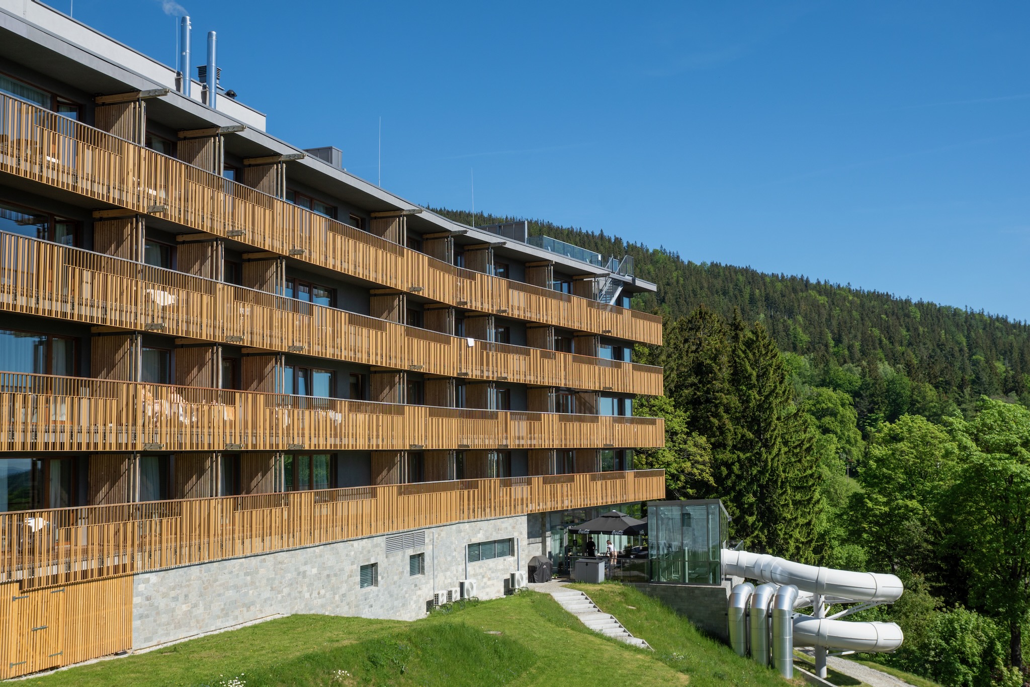 sonnige rueckansicht des radisson hotel szklarska poreba Sonnige Rückansicht des Radisson Hotel Szklarska Poręba
