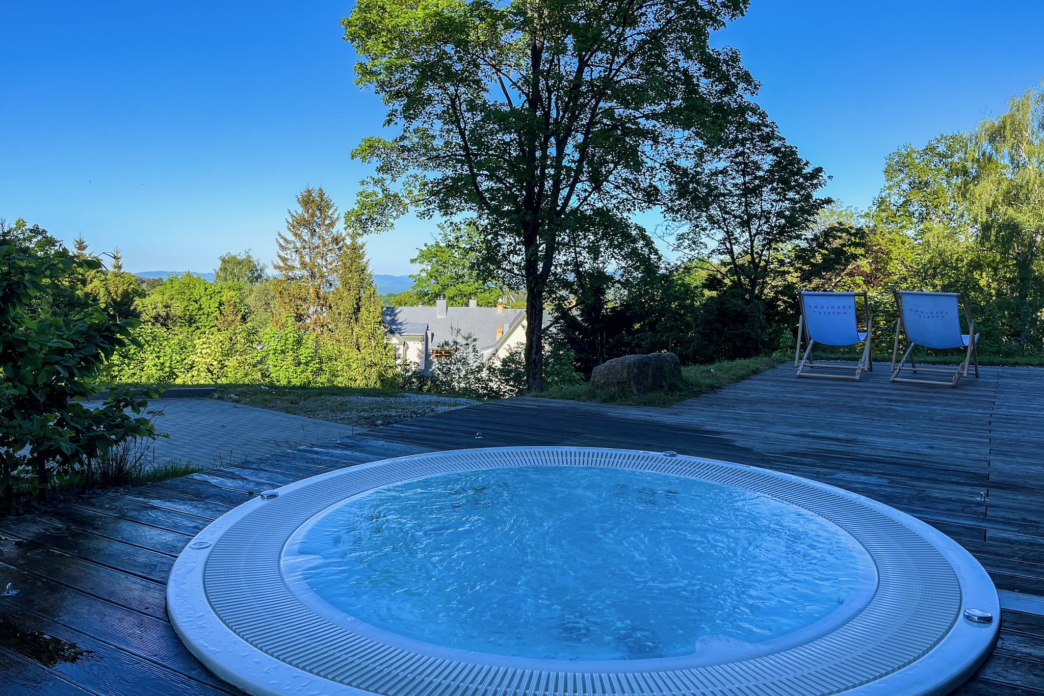 outdoor whirlpool mit blick auf die berggipfel Outdoor-Whirlpool mit Blick auf die Berggipfel
