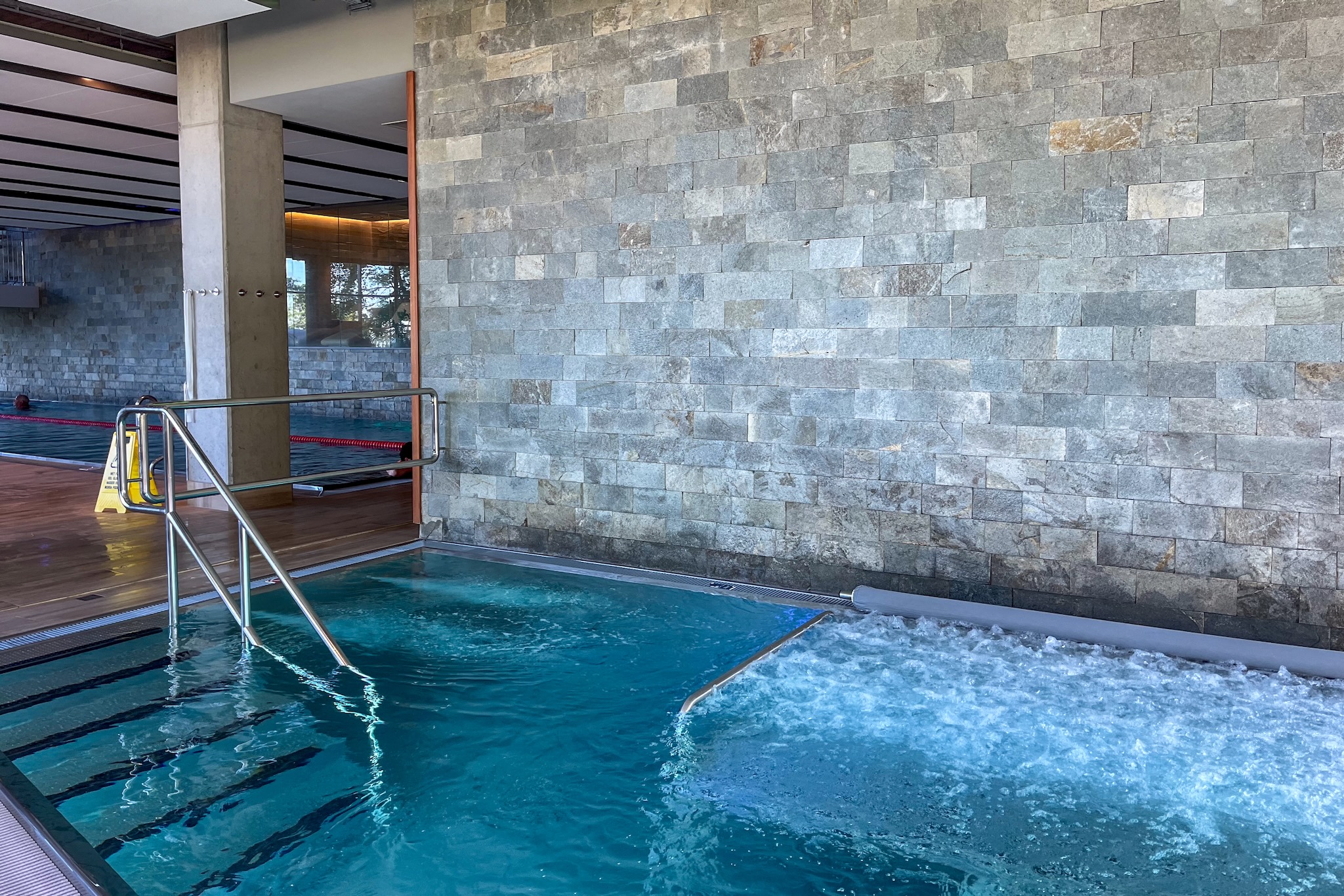 zweites becken mit massageduesen Zweites Becken mit Massagedüsen